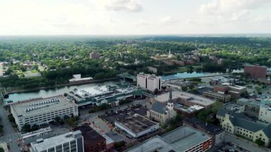 Joliet banliyöleri ve şehir merkezinin geniş hava manzarası. Yüksek kalite 4k görüntü