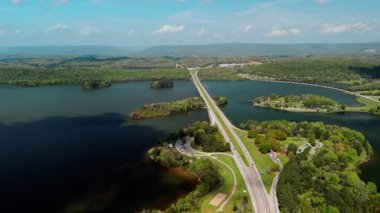 Tennessee, ABD 'nin Tennessee şehrinde güneşli bir günde Marion County Park yakınlarındaki Tennessee Nehri' ni geçen dört köprünün hava görüntüsü. Yüksek kalite 4k görüntü