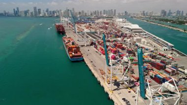 Miami Limanı 'nın yukarısından gelen konteyner gemileriyle meşgul. Miami FL 'de. ABD 22 Mart 2025. Yüksek kalite 4k görüntü