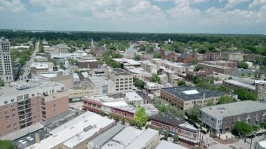 Illinois 'deki Elgin kasabasının hava manzarası. Yeşillik, konut, ticari ve endüstriyel binaların karışımı bir yer. - Evet. Yüksek kalite 4k görüntü
