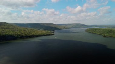 Tennessee Nehri 'nin, Tennessee, ABD' de güneşli bir günde, Chattanooga yakınlarındaki Marion County Park 'taki hava manzarası. Yüksek kalite 4k görüntü