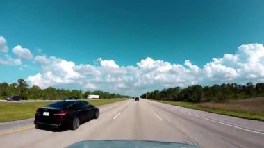 Kırsal bir yolda araba kullanırken görüntüsü bozulmuş. Miami FL USA 2 Nisan 2025. Yüksek kalite 4k görüntü