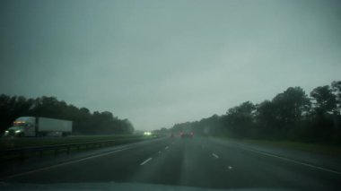 Yoğun sis ve yağmurda otoyolda araba sürmek, tehlikeli hava koşulları ve sınırlı görüş mesafesi. Yüksek kalite 4k görüntü