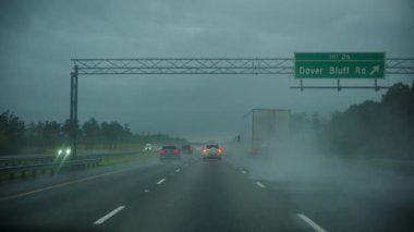 Şiddetli sis ve yağmurda otoyolda araba sürmek, tehlikeli hava koşulları ve sınırlı görüş mesafesi. Yüksek kalite 4k görüntü