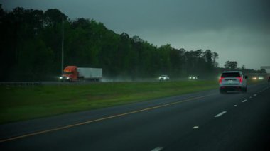 Yoğun sisli karayolu trafiği, tehlikeli hava koşulları ve sınırlı görüş mesafesi. Yüksek kalite 4k görüntü