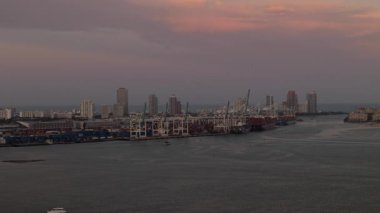 Miami 'deki Kargo Limanı' nın Sunrise ya da Sunset Fog 'daki hava görüntüsü. Miami FL 'de. ABD 22 Mart 2025. Yüksek kalite 4k görüntü