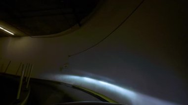 Birçok modern binanın yüksek otopark güvertesinde araba sürüyorum. Yüksek kalite 4k görüntü