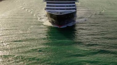 Büyük yolcu gemisi yavaşça Miami limanından ayrılıyor. Zoom atışı. Yüksek kalite 4k görüntü