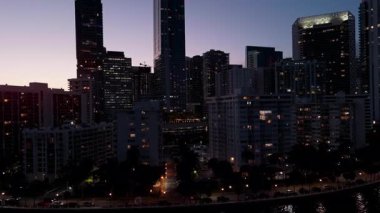 Alacakaranlık kıyısındaki modern gökdelenler Sunset Light tarafından aydınlatılıyor. Yüksek kalite 4k görüntü