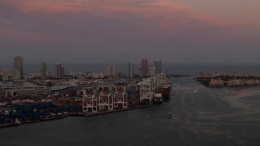 Sunrise ya da Sunset sis 'teki Miami Kargo Limanı' nın hava görüntüsü. Miami FL 'de. ABD 22 Mart 2025. Yüksek kalite 4k görüntü
