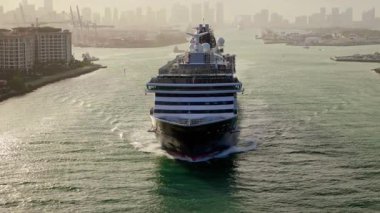 Büyük yolcu gemisi Miami limanından yavaşça ayrılıyor. Havadan geniş görüş. Yüksek kalite 4k görüntü