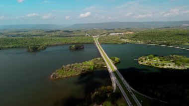 Tennessee, ABD 'nin Tennessee şehrinde güneşli bir günde Marion County Park yakınlarındaki Tennessee Nehri' nden geçen dört köprünün hava görüntüsü. Yüksek kalite 4k görüntü