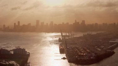 Gündoğumu sisinde Miami Kargo Limanı 'nın hava görüntüsü. Miami FL 'de. ABD 22 Mart 2025. Yüksek kalite 4k görüntü