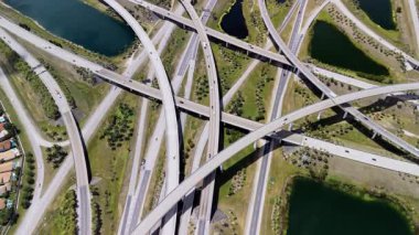 Miami 'de otoyol kavşağı, hızlı hareket eden araçlar, bulutlu bir gökyüzü altında ABD ulaşım altyapısını sergiliyor. Manzarayı kapat. Yüksek kalite 4k görüntü