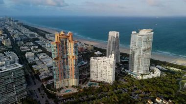 Gece vakti Miami sahilinde gökdelenler. Geniş hava manzaralı. Yüksek kalite 4k görüntü