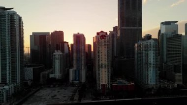 Günbatımında modern gökdelenler Sunset Light tarafından aydınlatılmış Miami. Yüksek kalite 4k görüntü