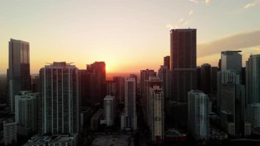 Günbatımında modern gökdelenler Sunset Light tarafından aydınlatılmış Miami. Yüksek kalite 4k görüntü