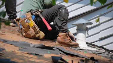 Roofer, eski ve hasarlı çatı kaplamasını kaldırır ve bir eve yeni bir örtü yerleştirir. - Evet. Yüksek kalite 4k görüntü