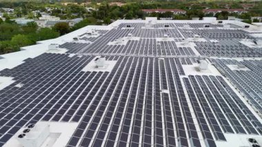 Güneş enerjisi santrali panellerinin insansız hava aracı görüntüleri yeşil ekolojik elektrik üretmek için alışveriş merkezinin çatısına monte edildi. Yüksek kalite 4k görüntü