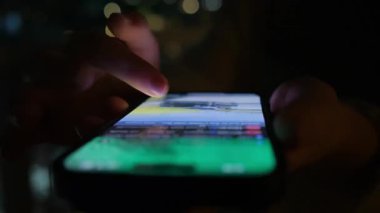 Akşamları Balkon 'da telefondan kayan akıllı telefonu kullanan kadın. Telefon Mockup ile Balkondan Şehir Manzarası. Yüksek kalite 4k görüntü