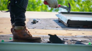 Çatı sökücü eski çatı örtüsü. Bir eve yeni bir çatı kurmadan önce. İş unsurları. Yüksek kalite 4k görüntü