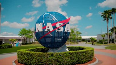  NASA amblemi 30 Mart 2025 'te Cape Canaveral, Florida' daki Kennedy Uzay Merkezi Ziyaretçi Kompleksinin girişinde. Yüksek kalite 4k görüntü