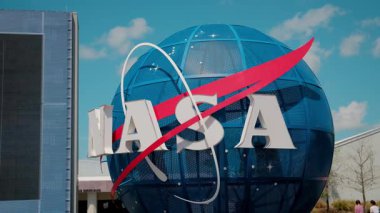  NASA ambleminin 30 Mart 2025 'te Cape Canaveral, Florida' daki Kennedy Uzay Merkezi Ziyaretçi Kompleksi girişindeki yakın görüntüsü. Yüksek kalite 4k görüntü