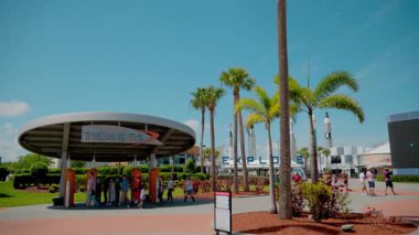 30 Mart 2025 'te Cape Canaveral, Florida' daki Kennedy Uzay Merkezi Ziyaretçi Kompleksi girişinin görüntüsü. Yüksek kalite 4k görüntü