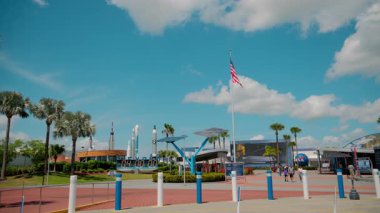 30 Mart 2025 'te Cape Canaveral, Florida' daki Kennedy Uzay Merkezi Ziyaretçi Kompleksi 'nin genel görünümü. Yüksek kalite 4k görüntü