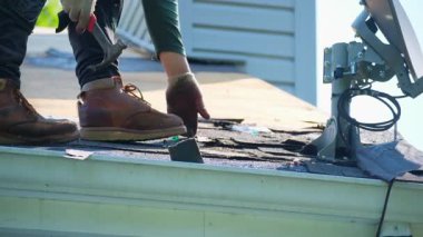Roofer eve yeni bir örtü takmadan önce hasarlı çatı kaplamasını kaldırır. İş unsurları. Yüksek kalite 4k görüntü