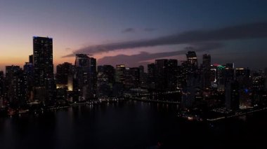 Günbatımında Miami sahilindeki modern gökdelenler Sunset Light tarafından aydınlatıldı. Yüksek kalite 4k görüntü