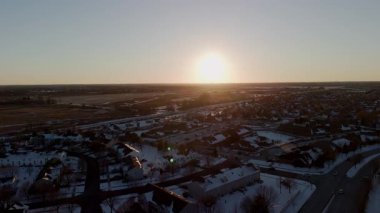 Naperville 'in kışın karla kaplı banliyösünün geniş panoramik manzarası, özel sektörü olan Amerikan şehri. Yüksek kalite 4k görüntü