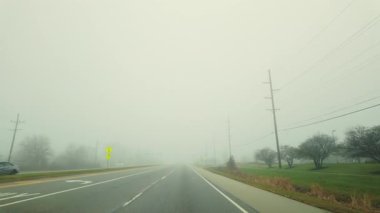 Sonbaharda sisli yolda araba sürüşün POV görüntüsü. Yüksek kalite 4k görüntü