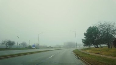 Banliyöde kar yağmayan kış kenti sokakları. Kırsal kesimlerde kırsal kesimde üzücü kış ortamı. Yüksek kalite 4k görüntü