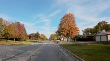 Güzel, güneşli bir sonbahar gününde, ABD 'nin banliyö sokağının geniş bir görüntüsü. Yüksek kalite 4k görüntü