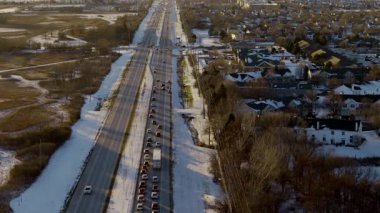 Otobanda trafiğe neden olan trafik kazasının insansız hava aracı görüntüsü. Naperville 'de. IL. ABD, 10 Aralık 2024. Yüksek kalite 4k görüntü