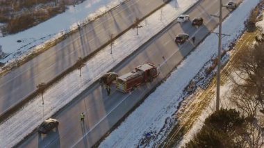 Otobanda trafiğe neden olan insansız hava aracı görüntüsü. Naperville 'de. IL. ABD, 10 Aralık 2024. Yüksek kalite 4k görüntü