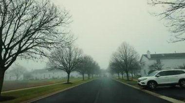 Banliyölerde kar olmayan nemli kış şehri sokakları. Kırsal kesimlerde kırsal kesimde üzücü kış ortamı. Yüksek kalite 4k görüntü