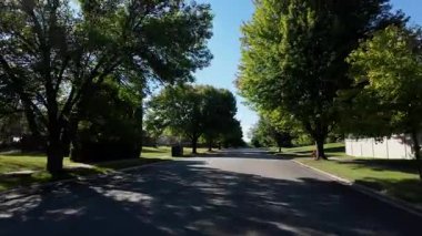 Hareket halindeki araçtan geniş çaplı görüntüler çekiliyor, yerleşim yerlerini yakalıyor ve güneşli bir sabahta ABD 'ye park ediyor. Yüksek kalite 4k görüntü