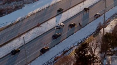 Otobanda trafiğe neden olan insansız hava aracı görüntüsü. Naperville yakınlarında. IL. ABD, 10 Aralık 2024. Yüksek kalite 4k görüntü