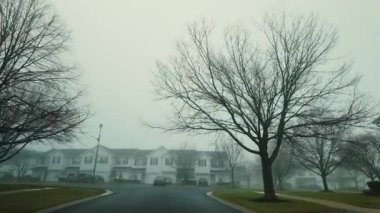 Banliyöde kar yağmayan kış kenti sokakları. Kırsal bölgelerdeki kır kış atmosferi. Yüksek kalite 4k görüntü