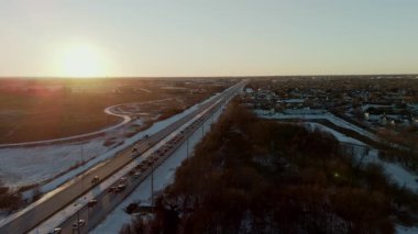 Otobanda trafiğe neden olan insansız hava aracı görüntüsü. Naperville yakınlarında. IL. ABD, 10 Aralık 2024. Yüksek kalite 4k görüntü