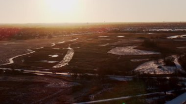 Trafikli yollar arasındaki güzel manzaranın insansız hava aracı görüntüsü. Naperville 'de. IL. ABD, 10 Aralık 2024. Yüksek kalite 4k görüntü