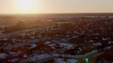 Naperville 'in kışın karla kaplı banliyösünün geniş panoramik manzarası, özel sektörü olan Amerikan şehri. Yüksek kalite 4k görüntü