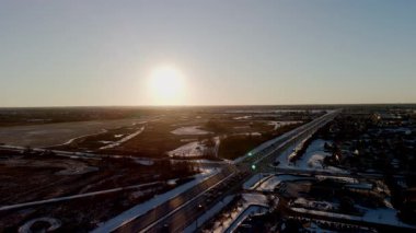 Otoyolda trafiğe yol açan kazanın yol kenarındaki güzel manzaranın insansız hava aracı görüntüsü. Naperville 'de. IL. ABD, 10 Aralık 2024. Yüksek kalite 4k görüntü