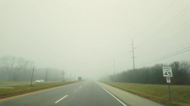 Banliyölerde kar olmayan nemli kış şehri sokakları. Kırsal bölgelerdeki kır kış atmosferi. Yüksek kalite 4k görüntü