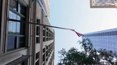Chicago 'da gökdelenler ve ABD bayrağı. Aşağıdan görüntü. Geniş kamera görüntüsü. Yüksek kalite 4k görüntü