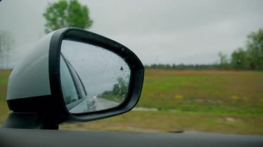 Yağmurlu bir havada otoyolda araba sürmek ön yolcu koltuğundan yan görüş. Yüksek kalite 4k görüntü