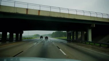 Yoğun sis, kötü hava koşulları ve görüş mesafesi nedeniyle köprü altında otoyolda araba sürmek. Palatine IL, ABD 20 Nisan 2025. Yüksek kalite 4k görüntü