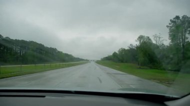Yoğun sis ve yağmurda otoyolda araba sürmek, tehlikeli hava koşulları ve sınırlı görüş mesafesi. Yüksek kalite 4k görüntü